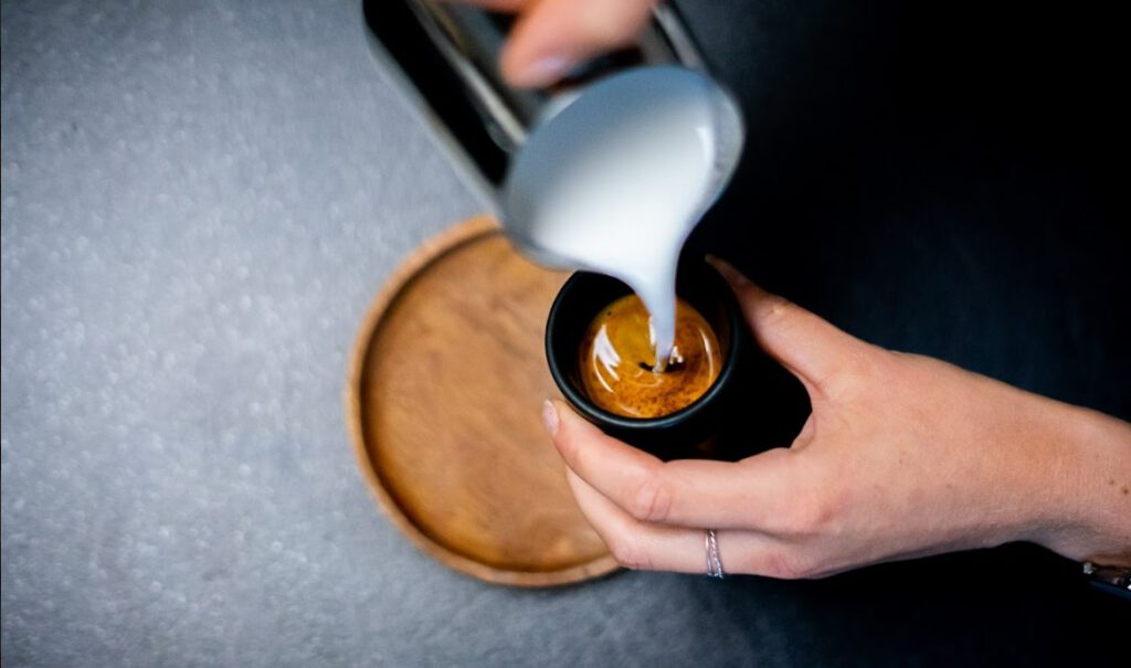 Hoe serveer je de perfecte kop koffie?